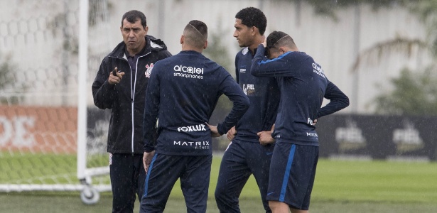 Carille conversa com Maycon, Arana e Pablo na véspera de jogo com Cruzeiro