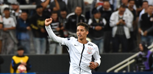 Pedrinho celebra o primeiro gol com a camisa do Corinthians