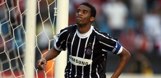 Betão comemora gol contra o São Paulo no ano do rebaixamento