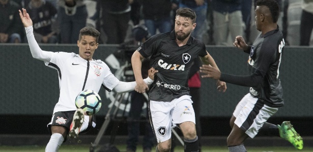 Pedrinho brilhou na partida contra o Botafogo, em Itaquera