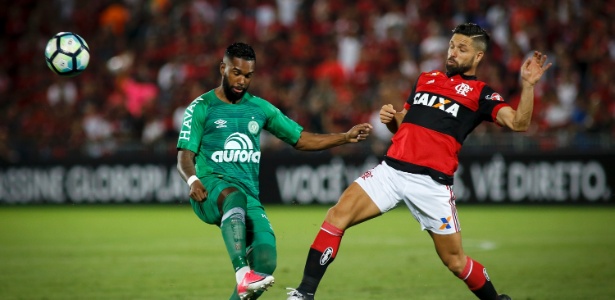 Luiz Antônio, da Chape, disputa bola com Diego, do Flamengo, em jogo do Brasileirão