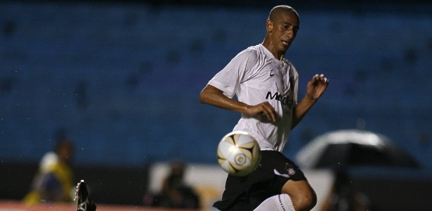 Acosta em ação pelo Corinthians, na Série B de 2008