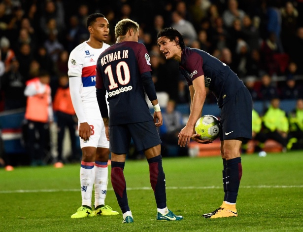 Cavani e Neymar antes de cobrança de pênalti no jogo do PSG contra o Lyon