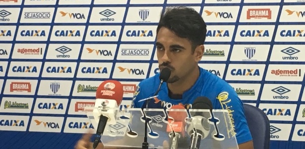 Júnior Dutra dá entrevista no Avaí; centroavante interessa ao Corinthians para 2018