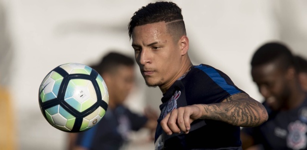 Guilherme Arana em ação em treino do Corinthians; lateral não deve seguir em 2018