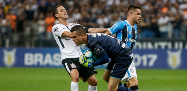 Rodriguinho, do Corinthians, disputa bola com Marcelo Grohe, goleiro do Grêmio