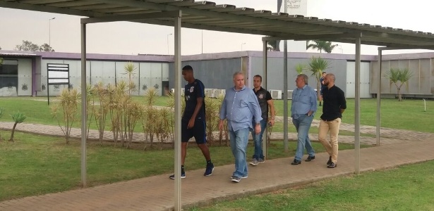 Jô e dirigentes do Corinthians, além de outros atletas, participaram da reunião
