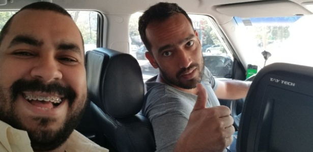 Roger Guerreiro (direita) com o passageiro rubro-negro Ivan Medeiros no Uber