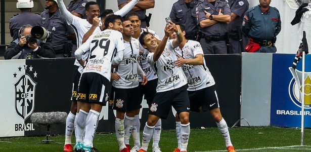 Romero comemora gol do Corinthians sobre o Palmeiras com selfie