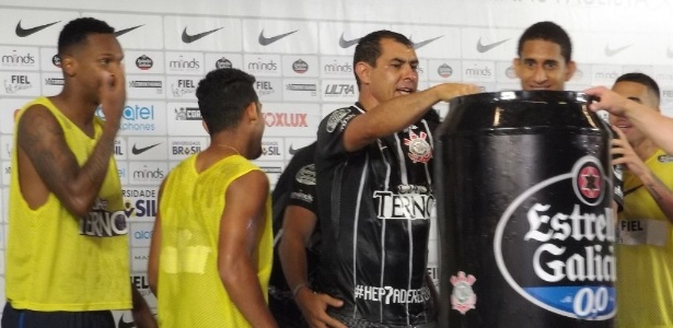 Carille levou banho de cerveja do elenco do Corinthians