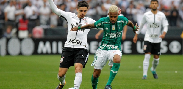 Fagner em ação contra o Palmeiras: líder conseguiu jogar de forma reativa novamente