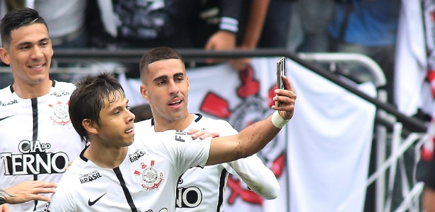 Romero comemora gol do Corinthians contra o Palmeiras com selfie