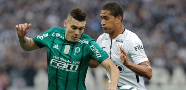 Pablo disputa lance com Moisés, do Palmeiras, durante dérbi