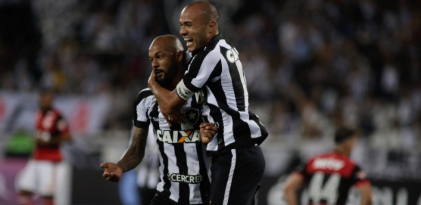 Roger comemora após marcar pelo Botafogo contra o Flamengo