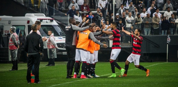 Jogadores do Vitória comemoram gol marcado por Tréllez contra o Corinthians
