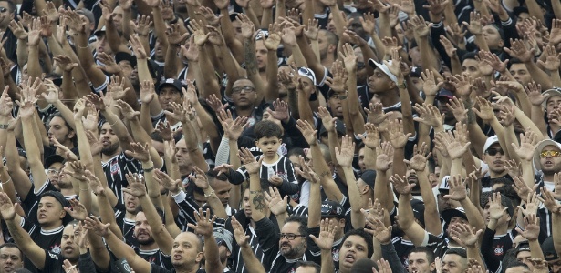Torcida do Corinthians é uma das que costuma gritar "ô, bicha" em tiros de meta