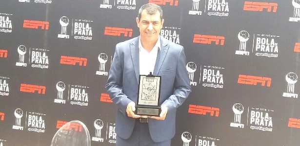 Carille foi premiado como o melhor técnico do Campeonato Brasileiro
