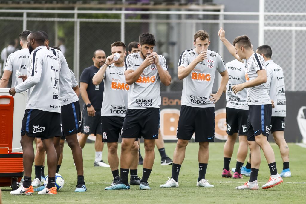 Jogadores do Corinthians durante treino