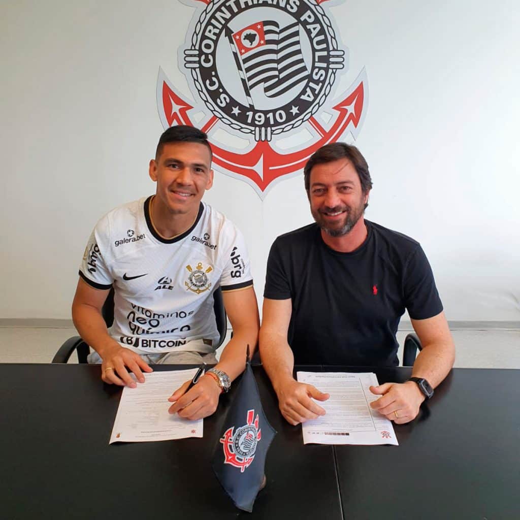 Balbuena assina contrato com o Corinthians
